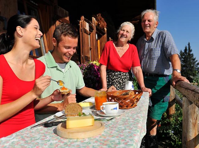 Herzhafts Frühstück auf der Almhütte